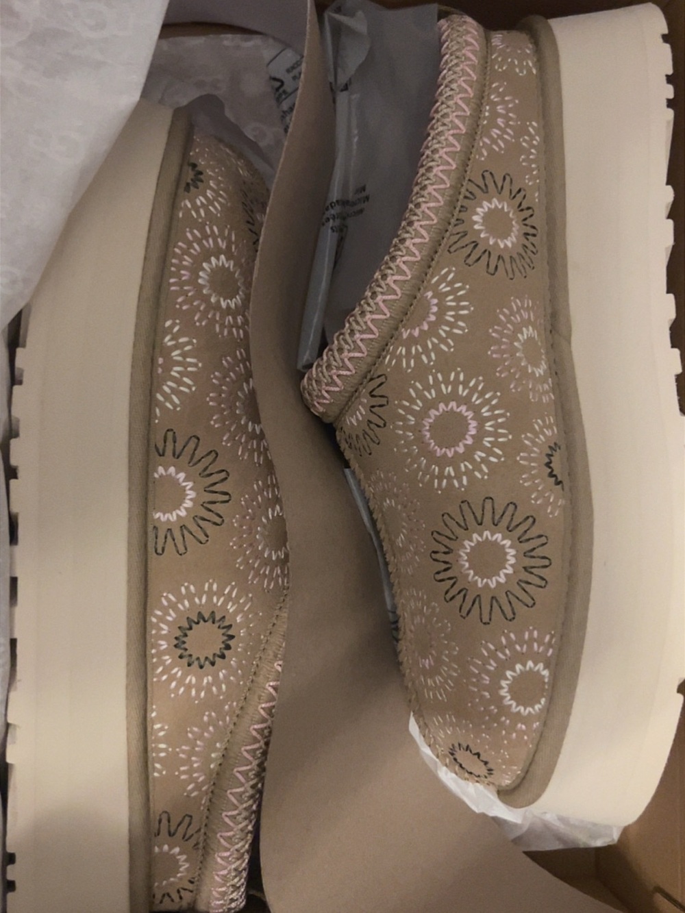 UGG Tazz Sun Stitch size 11